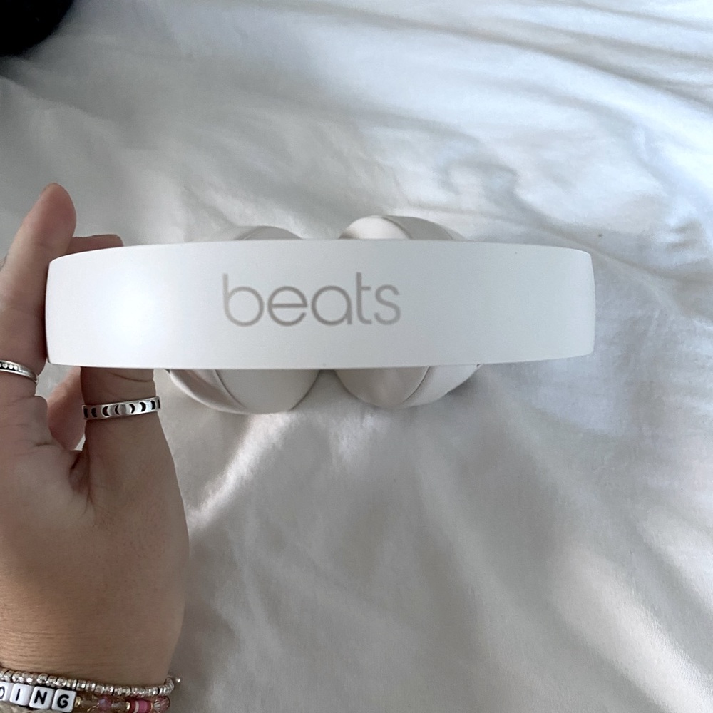 NEVER USED BEATS BY DRE WHITE/GOLD PRO WIRELESS 3